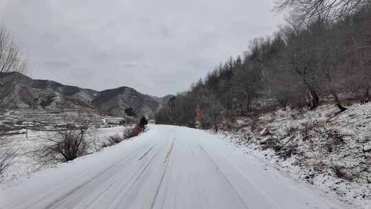 【原创】开车行驶在雪地公路上 下雪开车