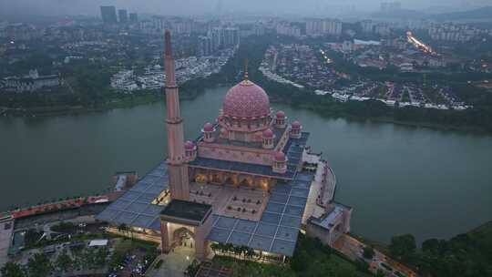 马来西亚布城粉色水上清真寺建筑景观航拍