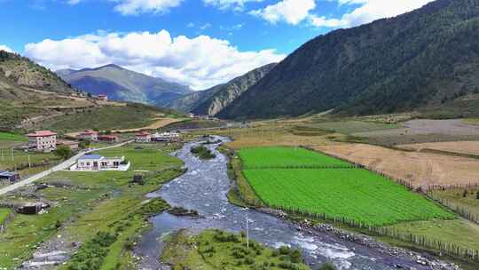 航拍川西乌库楚贡嘎山乡上埕子村田园风光