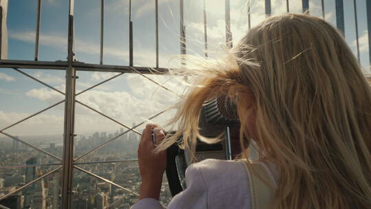 女人在观景台上看着纽约的美丽景色视频素材模板下载