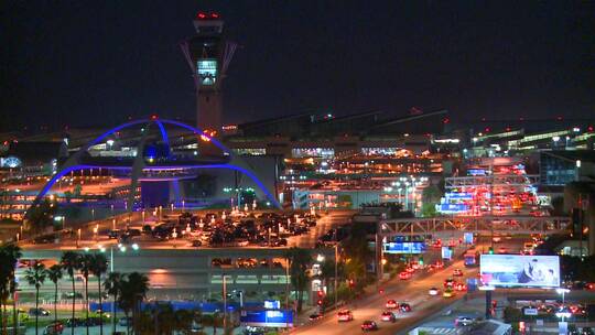 黄昏时分交通到达的洛杉矶国际机场概览