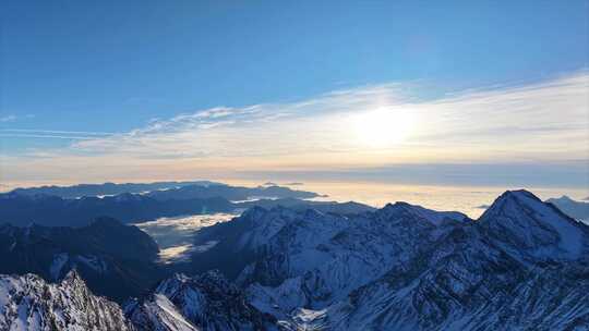 四川阿坝岷山山脉雪宝顶日出云海风光