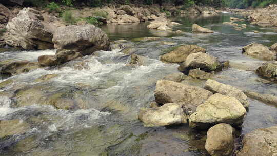 山涧小河潺潺流动