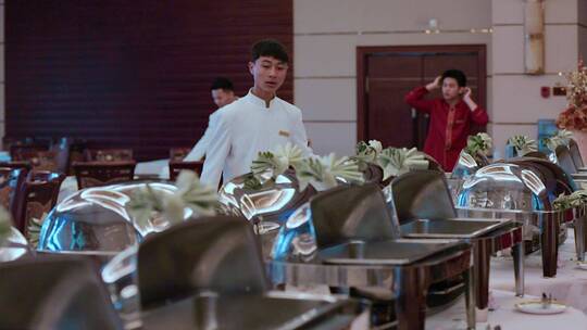 星级酒店餐厅场景服务员准备菜品检查
