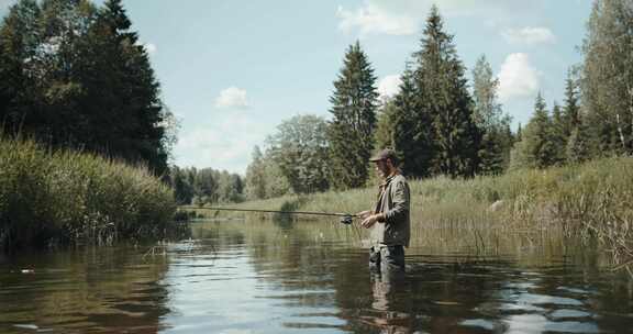 男人在芦苇池塘钓鱼