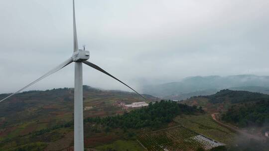 风力发电视频矗立在农村田野里的发电风车视频素材模板下载