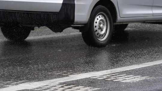 雨天货车卡车道路运输车辆轮胎特写升格