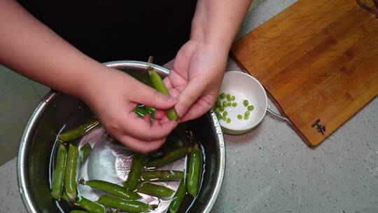 剥豌豆剥青豆处理豆子