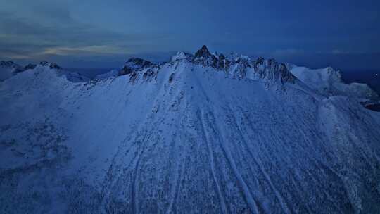 挪威塞尼亚岛北极圈峡湾地貌冬季雪景航拍