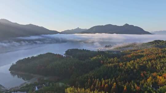 安徽皖南黟县奇墅湖秋色晨雾云海仙境水墨风