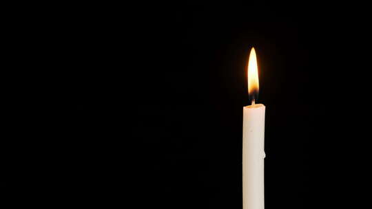 一支蜡烛在黑色背景复制空间燃烧和熄灭视频素材模板下载