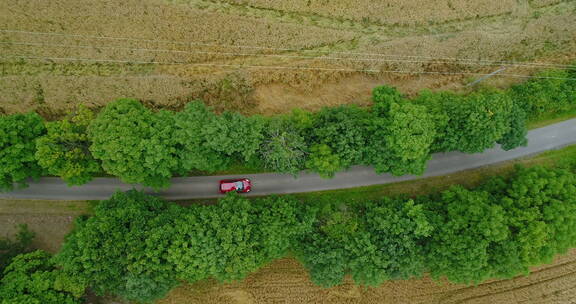 行驶在乡村公路的小车航拍景观
