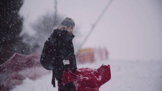 暴风雪中挥动毯子的女人特写视频素材模板下载