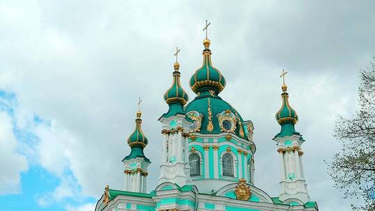 色彩明亮的东正教堂