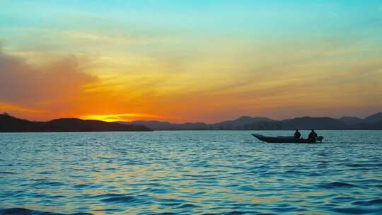 渔船泛舟湖面剪影