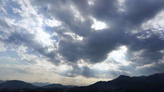 天空延时山峰阳光穿过云朵上帝之光丁达尔光