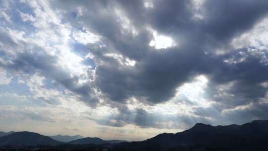 天空延时山峰阳光穿过云朵上帝之光丁达尔光视频素材模板下载