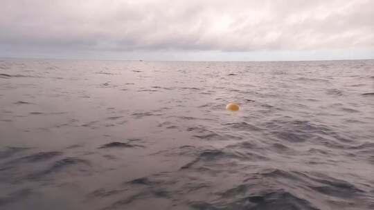 海上漂浮物与远景小船