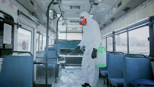 疫情公交车内工作人员消毒防控过程实拍镜头