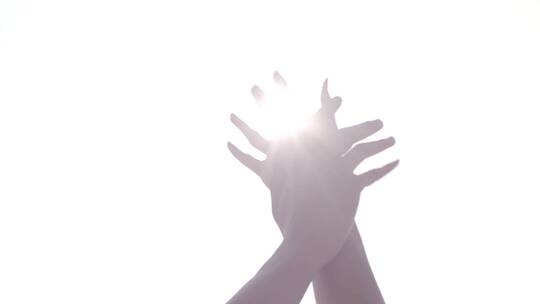 阳光下击掌的手儿童胜利成功庆祝欢庆鼓励