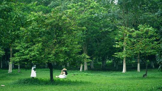 女孩在森林公园草地上拍照玩耍4k视频素材