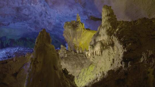 喀斯特地貌充水溶洞中的钟乳石景观