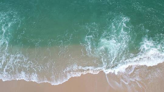 俯拍海浪海水海边航拍大海潮水海滩沙滩浪花视频素材模板下载