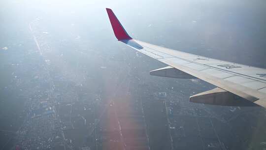 飞机在高空云层平流层上飞行巡航航行