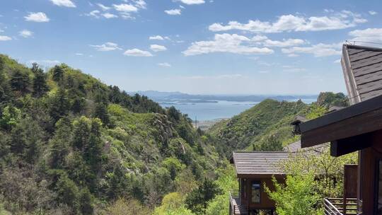 春天从郊区山顶木屋远眺北京密云水库