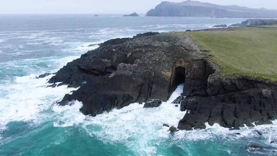 海浪撞击岩石的航拍