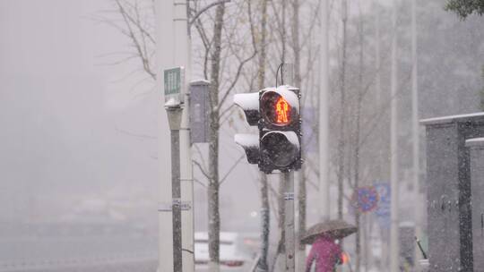 下雪路口的红绿灯视频素材模板下载