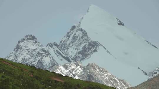 川西高原上的雪山雪宝顶