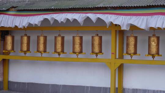祈福藏传佛教喇嘛转经筒朝圣西藏藏族