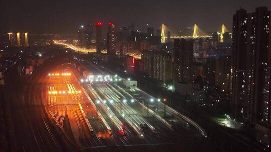 动车组在城市的夜晚