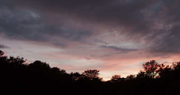 延时美丽的日落天空与红云
