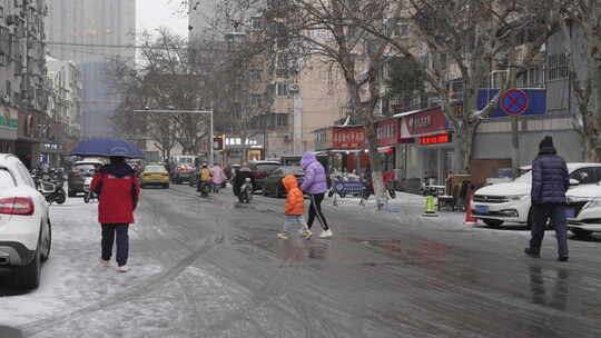 雪天街头巷尾行人车辆