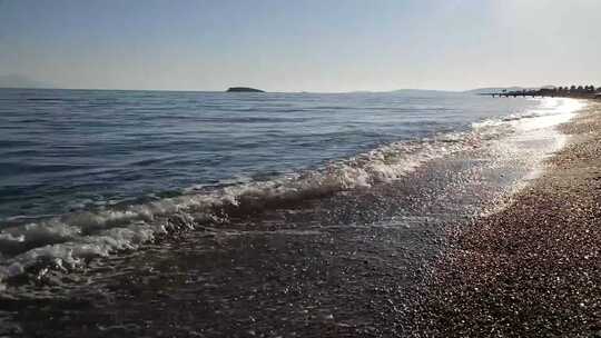 系列的波浪亲吻海滩海岸