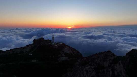 泰山之巅，云海奇观