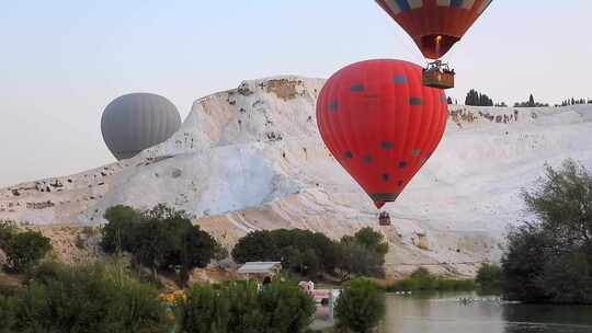 世界自然旅游遗产白石灰华和帕穆卡莱湖的热气球