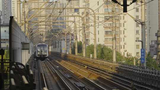 上海地铁轨道交通运输铁路火车行驶