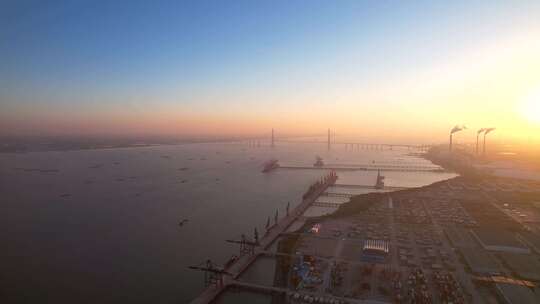 逆光唯美航拍港口长江苏通大桥常熟港视频素材模板下载