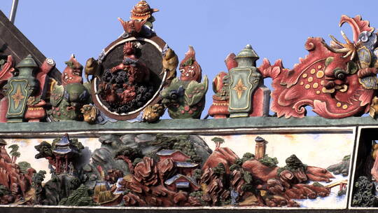 广州陈家祠古建屋顶上的彩色石雕特写