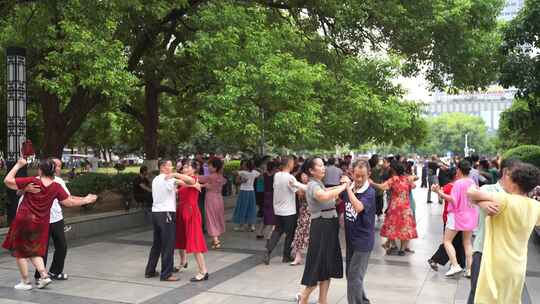 城市公园人文中老年人晨练跳广场舞休闲运动