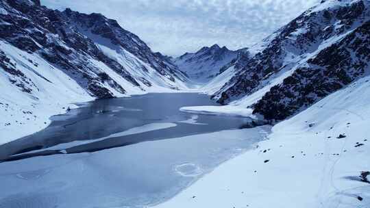 安第斯山脉的滑雪站中心。雪冬天的风景。