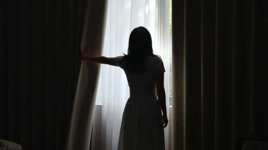 清晨第一缕阳光 拉开窗帘