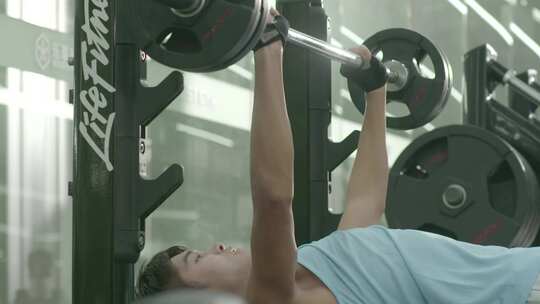 健身房运动员挥汗如雨刻苦训练减肥强壮腹肌