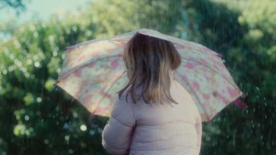 女孩，雨，院子，雨伞