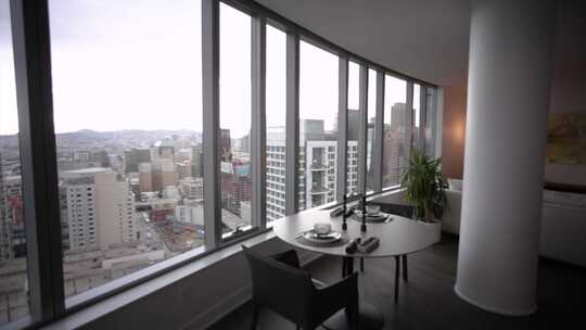 从高档公寓窗户看到的城市景观