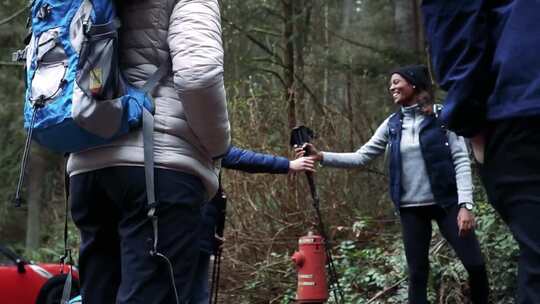 男人和女人在森林里徒步旅行