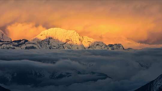 雪山云海翻滚日照金山大气自然美景